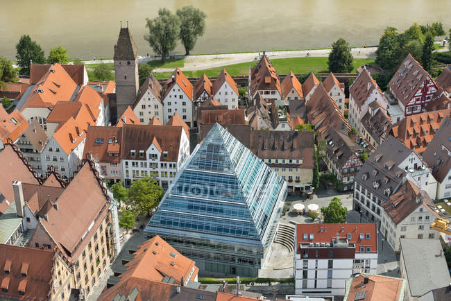 Germania, Baden-Wuerttemberg, Ulm, paesaggio urbano con biblioteca — Foto stock