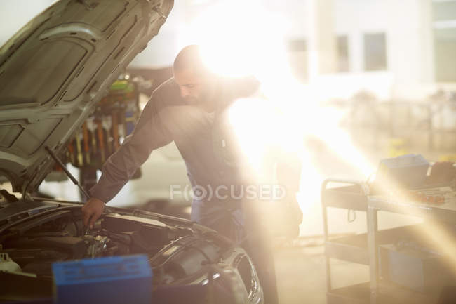 Автомеханик за работой в ремонтном гараже — стоковое фото