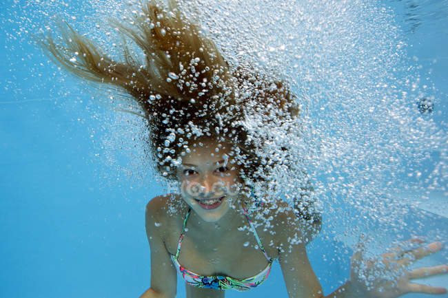 Дівчина під водою, в Гуш бульбашки — стокове фото
