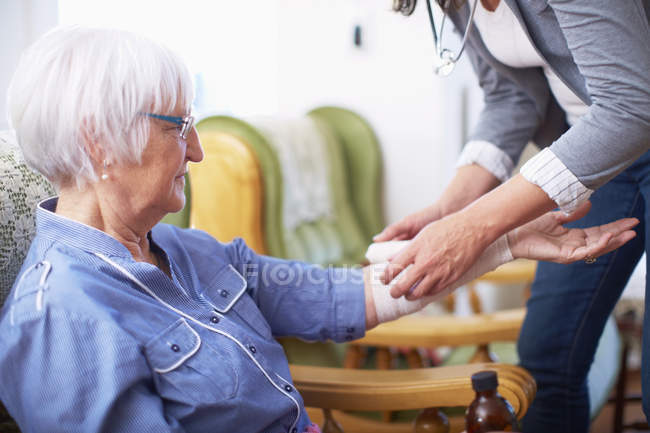 Cuidado médico de la mujer mayor en el hogar - foto de stock