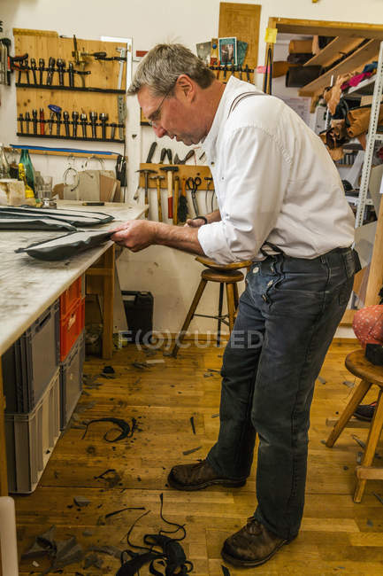 Sattler klebt Polster für Hippotherapie-Gürtel — Stockfoto