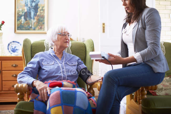Medic cuidar da mulher idosa em casa — Fotografia de Stock