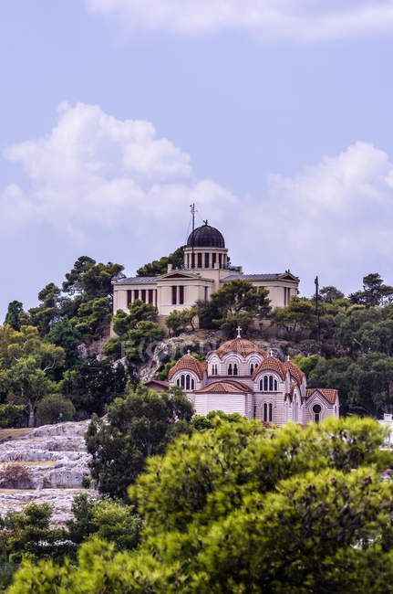 Grecia, Atenas, iglesia Agia Marina y observatorio nacional - foto de stock