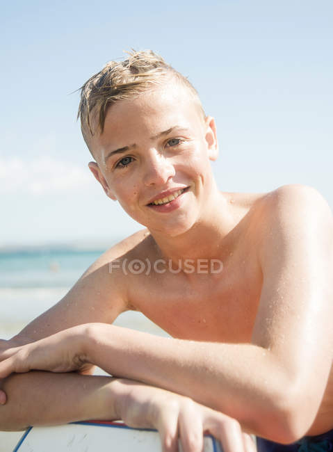 Portrait of smiling teenage boy on the beach — Stock Photo