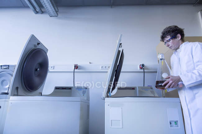Técnico femenino trabajando en bioquímica labroratory - foto de stock