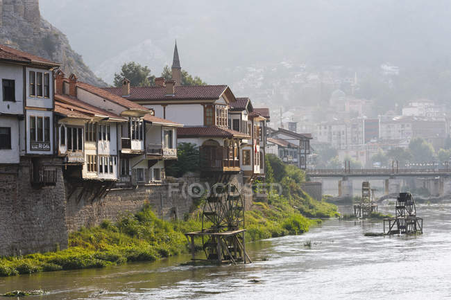 Turkey, Black Sea Region, Amasya, Ottoman houses at river Yesilirmak — Stock Photo