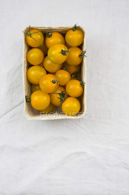 Коробка помидоров черри — стоковое фото