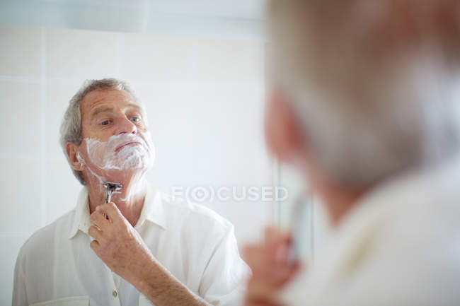 Senior uomo rasatura in bagno — Foto stock