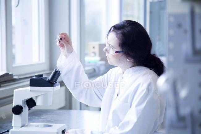 Científica femenina que trabaja en un laboratorio de bioquímica - foto de stock