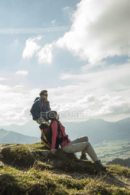 Áustria, Tirol, Tannheimer Tal, jovem casal descansando em excursão a pé — Fotografia de Stock