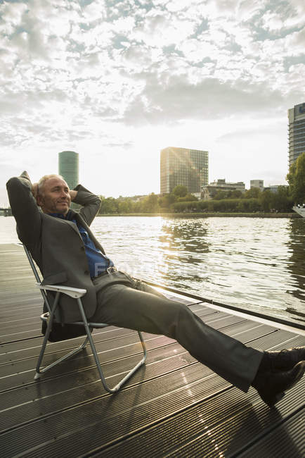 Alemanha, Frankfurt, empresário descontraído no rio Main — Fotografia de Stock