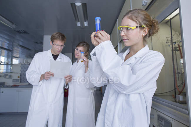 Tre chimici che lavorano in un laboratorio chimico — Foto stock