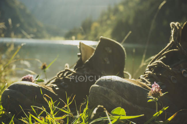Austria, Tirolo, Tannheimer Tal, scarponi da trekking sul lago di montagna — Foto stock
