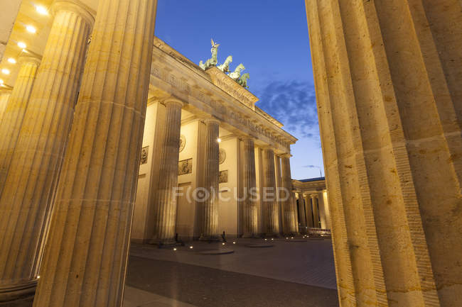Germania, Berlino, Berlino-Mitte, Pariser Platz, Porta di Brandeburgo la sera — Foto stock