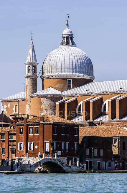 Italie, Vénétie, Venise, Eglise Le Zitelle au bord de la rivière en plein soleil couchant — Photo de stock