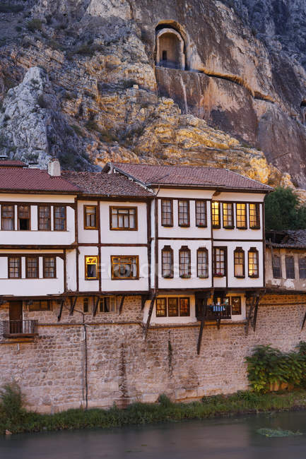 Turquia, Região do Mar Negro, Amasya, casas otomanas e túmulos de rocha no rio Yesilirmak — Fotografia de Stock