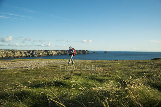 France, Bretagne, Camaret sur Mer, Mature man hiking at Atlanic coast — Stock Photo