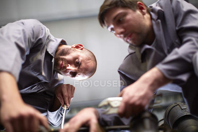 Zwei Dieselmechaniker bei der Arbeit — Stockfoto