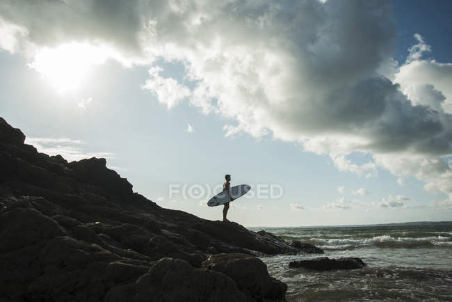 França, Bretanha, Camaret-sur-Mer, adolescente com prancha de surf no oceano — Fotografia de Stock