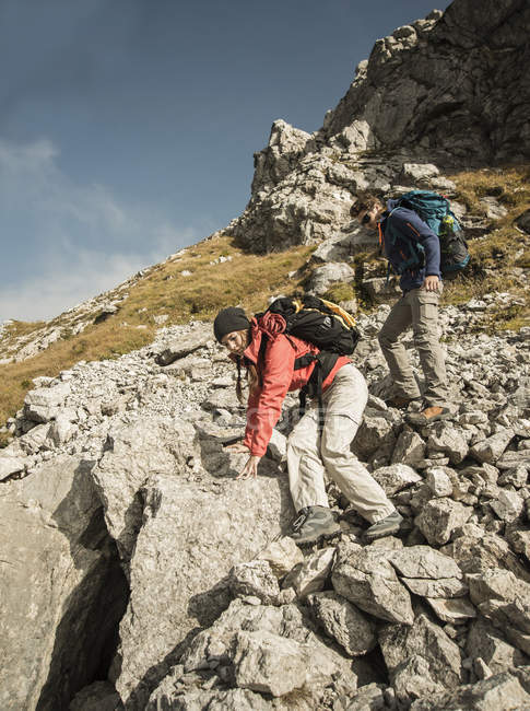 Austria, Tirolo, Tannheimer Tal, coppia di giovani escursionisti sulle rocce — Foto stock