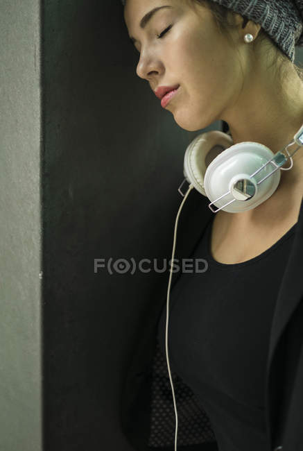 Close-up of Woman with eyes closed leaning at wall — Stock Photo