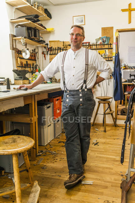 Sattler steht in seiner Werkstatt — Stockfoto