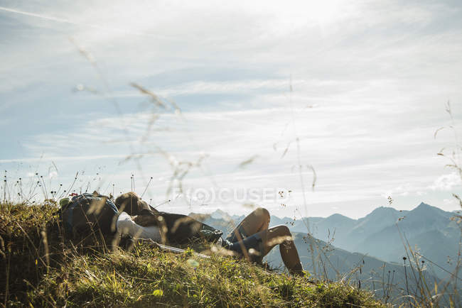 Austria, Tirolo, Tannheimer Tal, giovane escursionista che si riposa — Foto stock