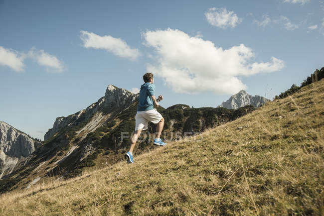 Österreich, Tirol, Tannheimer Tal, Junger Mann joggt in den Bergen — Stockfoto