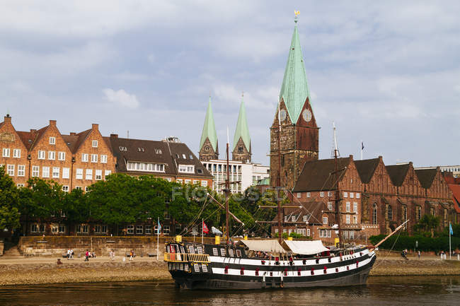 Germany, Bremen, river Weser and old town with Bremen Cathedral and St. Martin's Church view — Stock Photo
