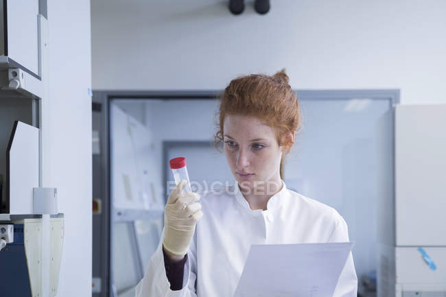 Científica natural femenina que trabaja en el laboratorio de bioquímica - foto de stock