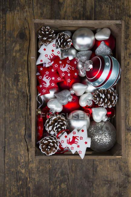 Scatola di decorazione natalizia su legno scuro — Foto stock