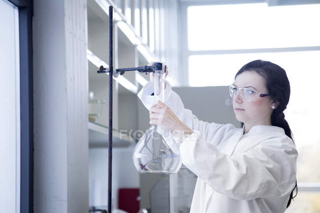 Cientista do sexo feminino trabalhando em um laboratório de bioquímica — Fotografia de Stock