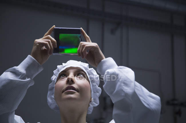 Giovane tecnico donna che guarda il test olografico in un laboratorio — Foto stock