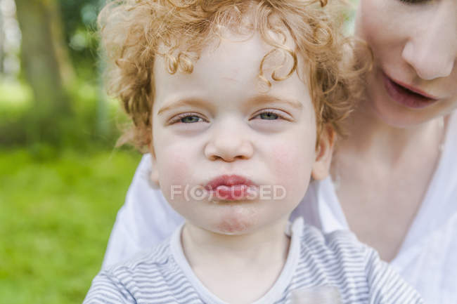 Porträt eines kleinen Jungen schmollenden Mund — Stockfoto