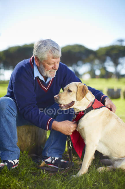 Uomo anziano con il suo cane all'aperto — Foto stock