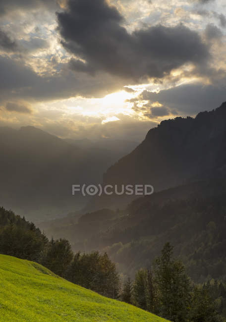 Suíça, Cantão Schwyz, Vale de Muota, Pôr do sol e nuvens — Fotografia de Stock