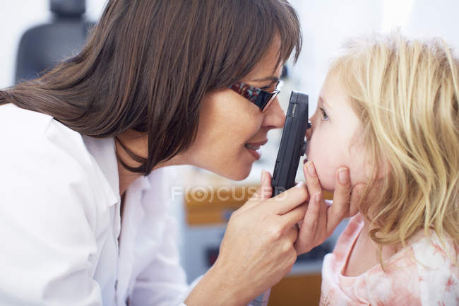 Olho médico examinando menina visão — Fotografia de Stock