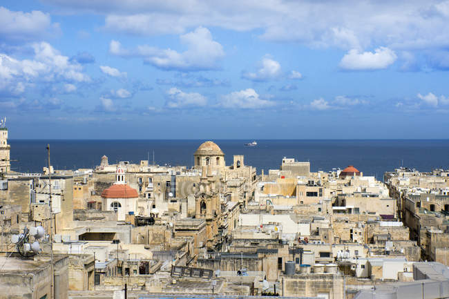Malta, Valletta, paisagem urbana e mar Mediterrâneo em segundo plano — Fotografia de Stock