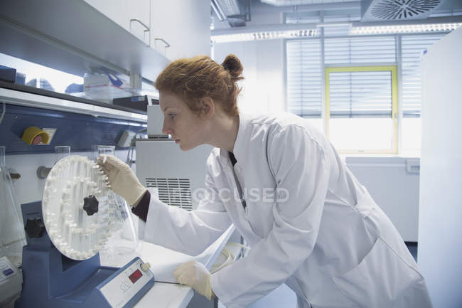 Chercheuse en sciences naturelles travaillant dans un laboratoire de biochimie — Photo de stock