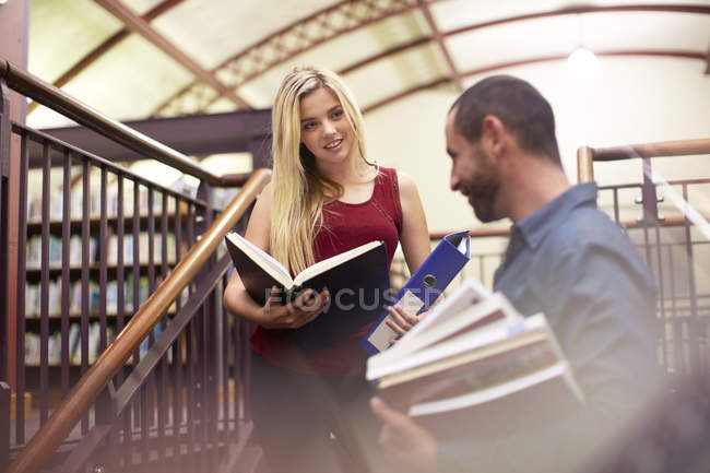 Dois estudantes em escadaria em uma biblioteca — Fotografia de Stock