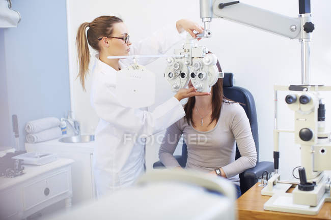 Окуляр осматривает зрение пациентки — стоковое фото