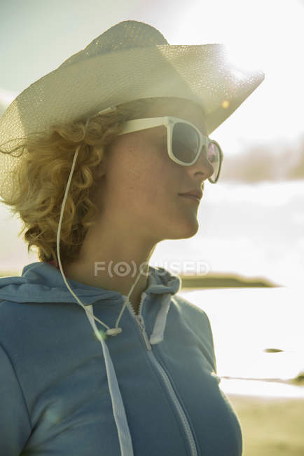 Ritratto di adolescente con cappello estivo e occhiali da sole — Foto stock