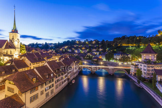 Schweiz, bern, Stadtbild mit Untertorbrücke, Nydeggkirche und Aare am Abend — Stockfoto