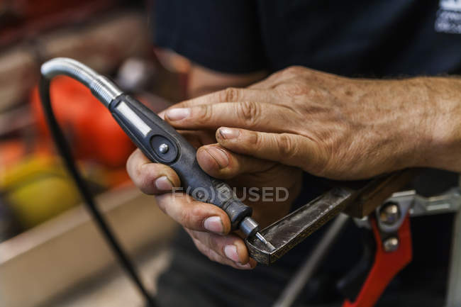 Couteau fabricant dans l'atelier au travail — Photo de stock