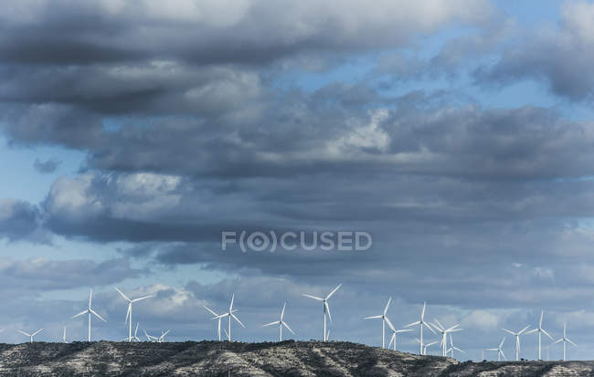 Испания, Кастель и Леон, Паленсия, ветряная электростанция и живописный пейзаж с облаками — стоковое фото