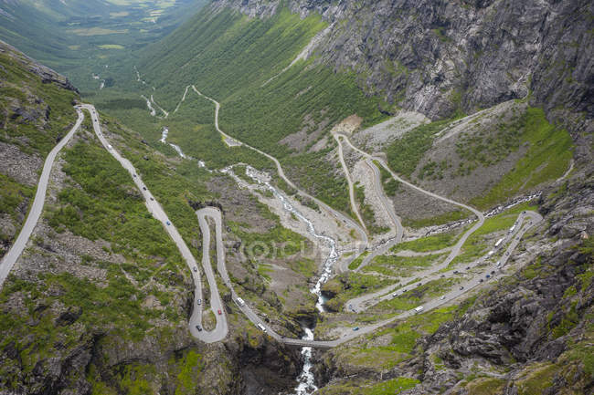 Norway, More og Romsdal, Rauma, Trollstigen road on hill — стокове фото