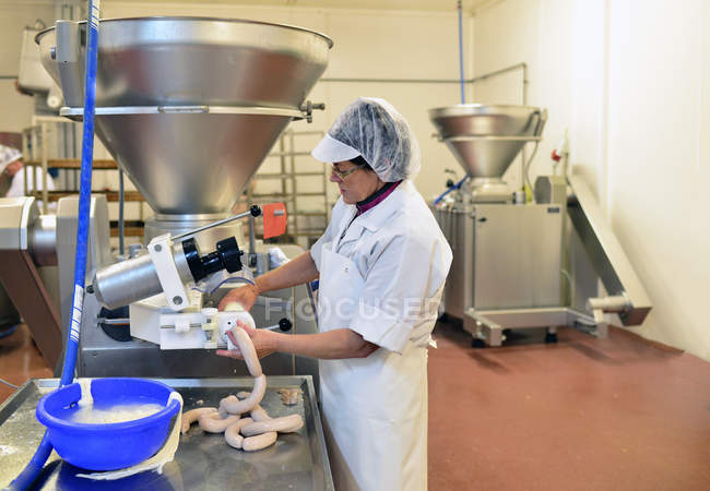 Жінки, що працюють в ковбасної продукції в муніципалітет бійня — стокове фото