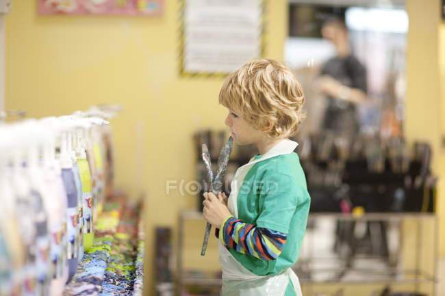 Boy pintura en clase de arte - foto de stock