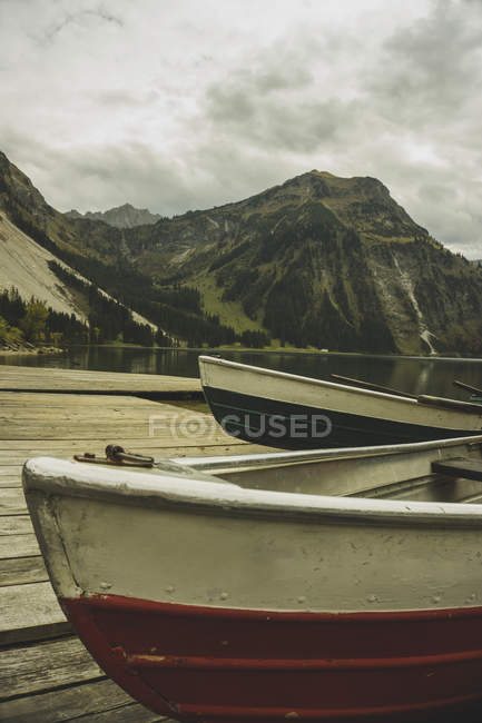 Австрия, Тироль, Тангеймер, лодки на горном озере — стоковое фото