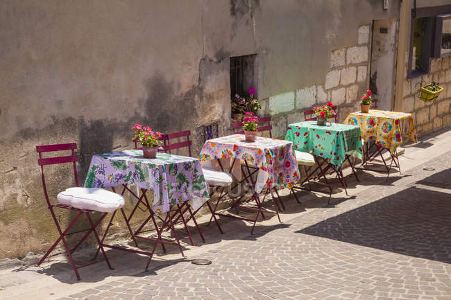 France, Provence-Alpes-Cote d 'Azur, Bouches-du-Rhone, Cassis, Restaurant in an alleyway — стоковое фото
